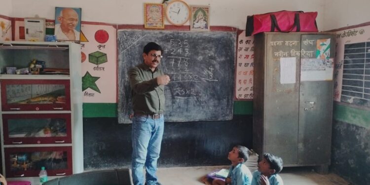 स्कूल चले अभियान का शहर में हुआ आगाज निगमायुक्त सत्येंद्र सिंह धाकरे ने शासकीय प्राथमिक शाला नवीन टिकरिया पहुंचकर बच्चों से किया संवाद गुणवत्तापूर्ण शिक्षा को बढ़ावा देने शिक्षकों से हुए रूबरू