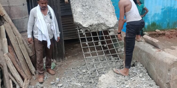 बाल गंगाधर तिलक वार्ड में सड़क पर किए गए अतिक्रमण को निगमायुक्त सत्येंद्र सिंह धाकरे के आदेश पर अतिक्रमणकर्ता ने आगे आकर स्वयं हटाया अतिक्रमण
