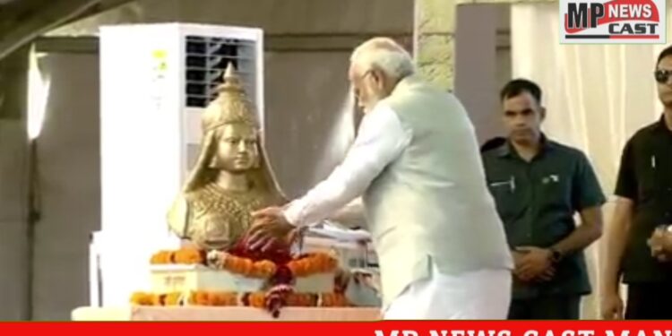 प्रधानमंत्री नरेंद्र मोदी ने शहडोल जिले के लालपुर में आयोजित वीरांगना रानी दुर्गावती बलिदान दिवस समारोह में उनकी प्रतिमा पर पुष्पांजलि अर्पित कर नमन किया