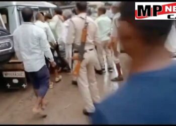 महिला से दुष्कर्म व अपहरण के मामले में शुक्रवार को कोर्ट पेशी पर आए आरोपित युवक को अपहरण कर ले गये VIDEO