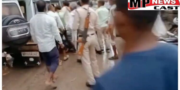 महिला से दुष्कर्म व अपहरण के मामले में शुक्रवार को कोर्ट पेशी पर आए आरोपित युवक को अपहरण कर ले गये VIDEO