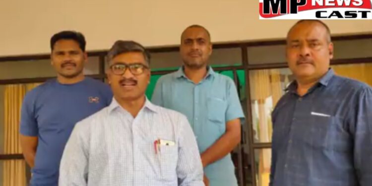 सीईओ 10 हजार की रिश्वत लेते लोकायुक्त की टीम ने पकड़ा