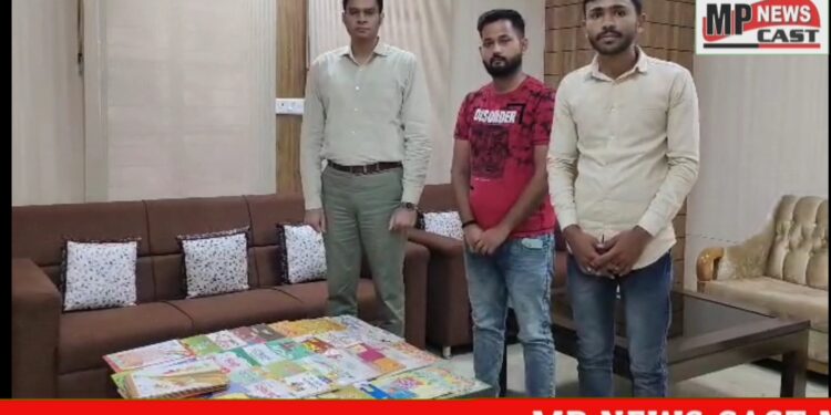 पुस्तकालयों के लिए विद्यालोक फाउंडेशन ने भेंट की कंप्यूटर शिक्षा सहित विभिन्न विषयों की पुस्तकें कलेक्टर की मुहिम से प्रेरित होकर दी पुस्तकें भेंट