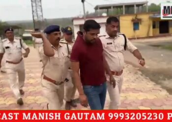 सीधी कांड मामला आरोपी की अकड़ निकालने की कोशिश करती पुलिस देखिए वीडियों