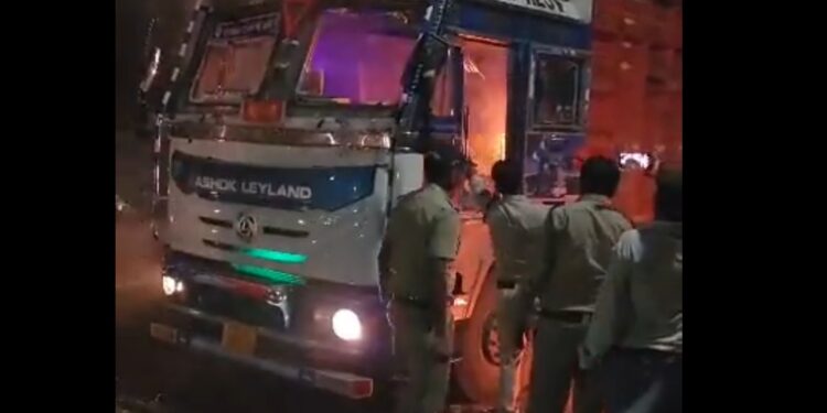 गाय को कुचला, गाय की मौत के बाद गुस्साए लोगों ने ट्रक में लगाई आग,