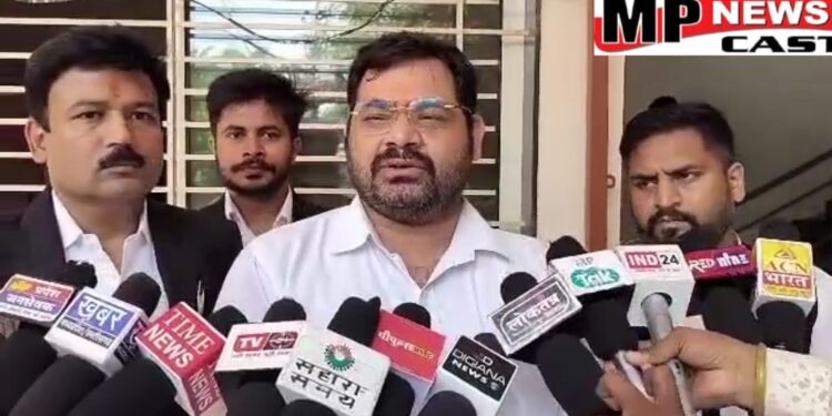 सीधी मामले में किए पोस्ट को लेकर बिहार की लोक गायिका नेहा सिंह राठौर के खिलाफ मामला दर्ज, आरोपी को RSS की ड्रेस में दिखाया