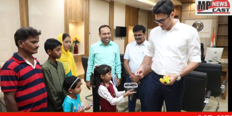 टी बी उन्मूलन में सहभागी बनीं 7 वर्षीय खुशी यादव की अनुकरणीय पहल को कलेक्टर ने सराहा  नि-क्षय मित्र बनकर खुशी ने थामा टी.बी मरीजों का हांथ