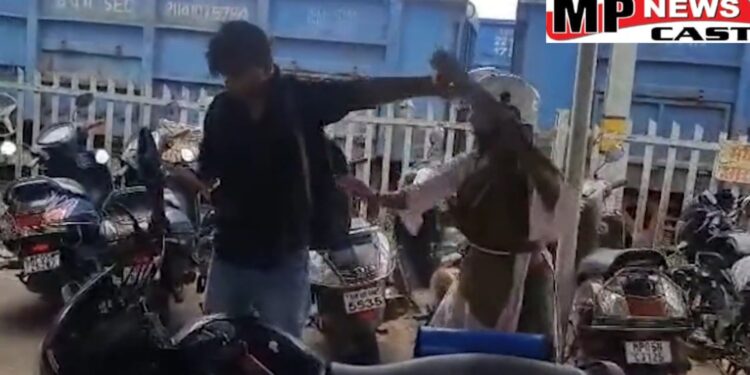 वायरल VIDEO पत्नी ने की पति की झाड़ू से पिटाई, रेलवे स्टेशन परिसर में