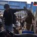 वायरल VIDEO पत्नी ने की पति की झाड़ू से पिटाई, रेलवे स्टेशन परिसर में