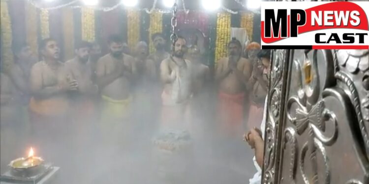 श्रावण मास के प्रथम सोमवार के अवसर पर उज्जैन के बाबा महाकालेश्वर मंदिर में बाबा महाकाल की दिव्य भस्म आरती दर्शन।