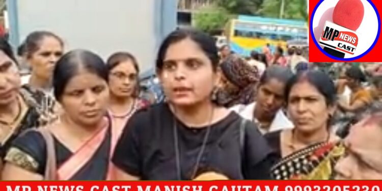आंगनबाड़ी कार्यकर्ताओं ने काली साड़ी पहनकर प्रदेश सरकार के खिलाफ नारेबाजी