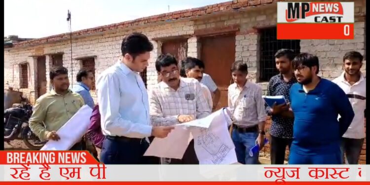 *कलेक्टर अवि प्रसाद ने मदन मोहन चौबे वार्ड में  करीब 22लाख रूपए की लागत से निर्माणाधीन  क्लीनिक भवन का औचक निरीक्षण किया*   *निर्माणाधीन कार्य की सब्बल से खुदाई करवा कर गुणवत्ता परखी*