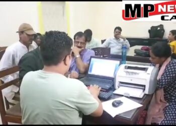 जबलपुर  कमिश्नर कार्यालय का बाबू  महेंद्र_सिंह_मिश्रा रिश्वत लेते गिरफ्तार, लोकायुक्त की टीम ने 20 हजार रूपये लेते रंगे हाथों पकड़ा, जमीन से जुडे काम को करने के लिए ले रहा था घूस,
