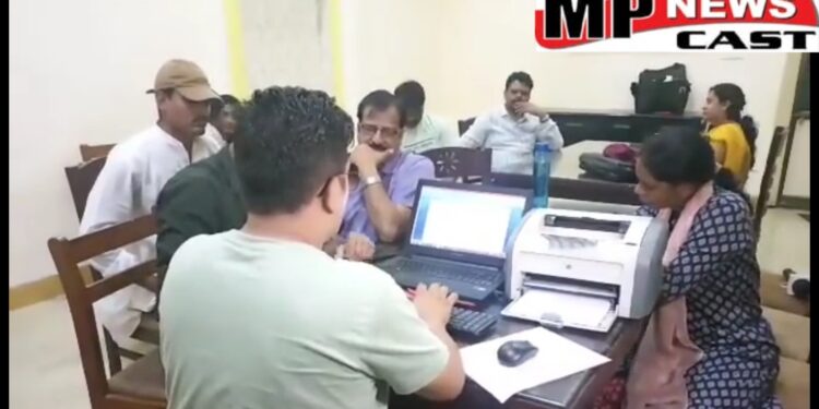 जबलपुर  कमिश्नर कार्यालय का बाबू  महेंद्र_सिंह_मिश्रा रिश्वत लेते गिरफ्तार, लोकायुक्त की टीम ने 20 हजार रूपये लेते रंगे हाथों पकड़ा, जमीन से जुडे काम को करने के लिए ले रहा था घूस,