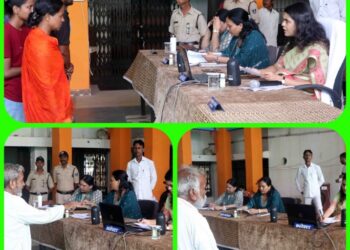 कलेक्टर सुश्री ॠजु बाफना को अपनी समस्यायें बताई