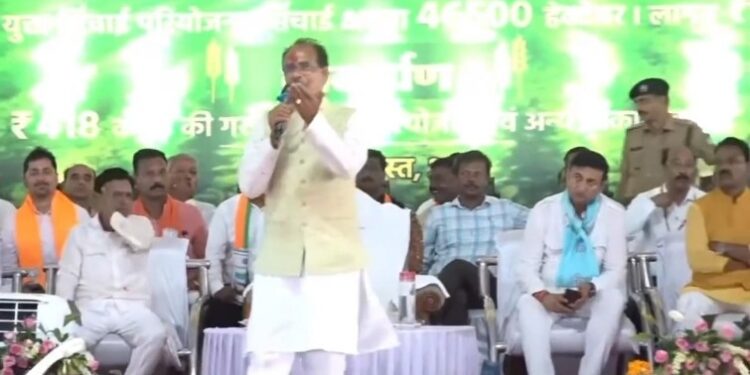 आज पूरे मल्हारगढ़ की सड़कों पर जनता ने प्यार और आशीर्वाद जो वर्षा की है, उसके लिए मैं आप सभी को शीश झुकाकर प्रणाम करता हूं।   मेरे बहनों एवं भाइयों, मैं आपको वचन देता हूं कि जान भले ही चली जाए, लेकिन आपके विश्वास को कभी टूटने नहीं दूंगा: CM