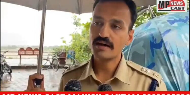 ज़िले में बारिश की स्थिति के मद्देनज़र व्यवस्थाओ की जानकारी देते हुए एसपी मण्डला रजत सकलेचा-