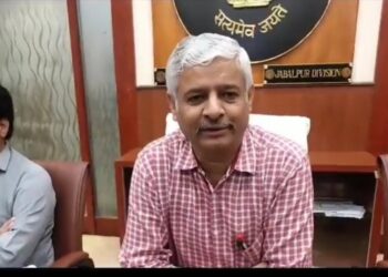 जबलपुर रेल मंडल में आज अमृत भारत स्टेशन योजना के तहत हो रहे विकास कार्यों की जानकारी देने हेतु मंडल कार्यालय जबलपुर में पत्रकारवार्ता का आयोजन किया गया।