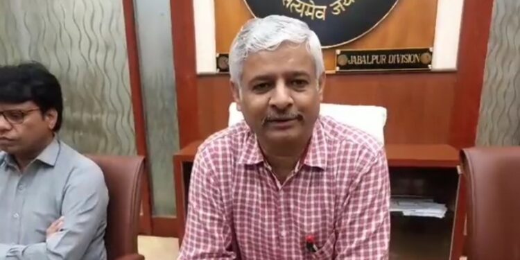 जबलपुर रेल मंडल में आज अमृत भारत स्टेशन योजना के तहत हो रहे विकास कार्यों की जानकारी देने हेतु मंडल कार्यालय जबलपुर में पत्रकारवार्ता का आयोजन किया गया।