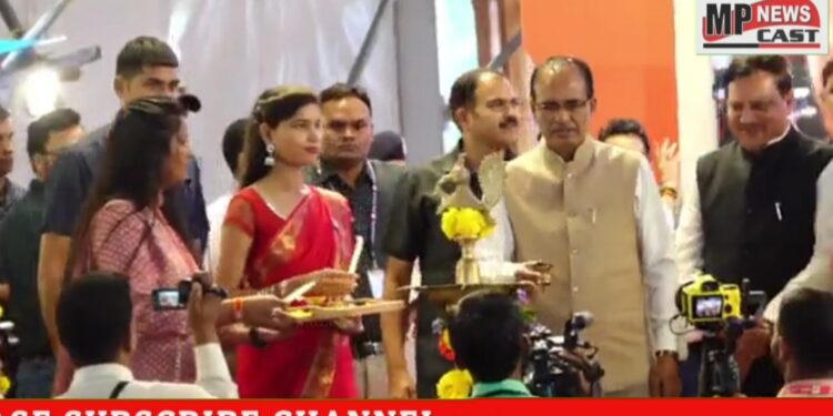 देखिए मुख्यमंत्री शिवराज सिंह चौहान द्वारा लाल परेड मैदान, भोपाल में जनसेवा मित्रों से संवाद।