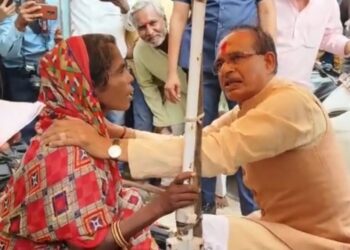 मुख्यमंत्री ने आज विदिशा प्रवास के दौरान माधवगंज में फुटपाथ पर छाता सुधारने का कार्य करने वालीं श्रीमती दुर्गाबाई अहिरवार से भेंट कर उनका हालचाल जाना VIDEO