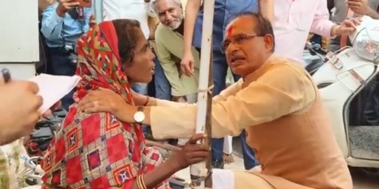 मुख्यमंत्री ने आज विदिशा प्रवास के दौरान माधवगंज में फुटपाथ पर छाता सुधारने का कार्य करने वालीं श्रीमती दुर्गाबाई अहिरवार से भेंट कर उनका हालचाल जाना VIDEO