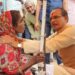 मुख्यमंत्री ने आज विदिशा प्रवास के दौरान माधवगंज में फुटपाथ पर छाता सुधारने का कार्य करने वालीं श्रीमती दुर्गाबाई अहिरवार से भेंट कर उनका हालचाल जाना VIDEO