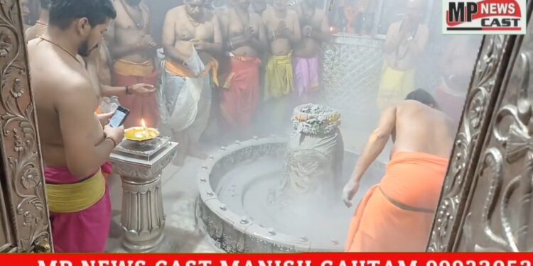 सावन महीने के पांचवें सोमवार को उज्जैन के श्री महाकालेश्वर मंदिर में भस्म आरती की गई।