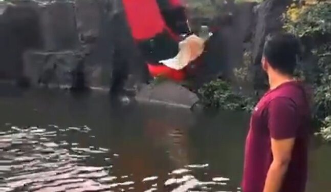 सिमरोल में हुआ हादसा, लापरवाही के चलते कुंड में गिरी कार..! दंपत्ति सहित बच्चे को युवा मैथ्यू ने बचाया.