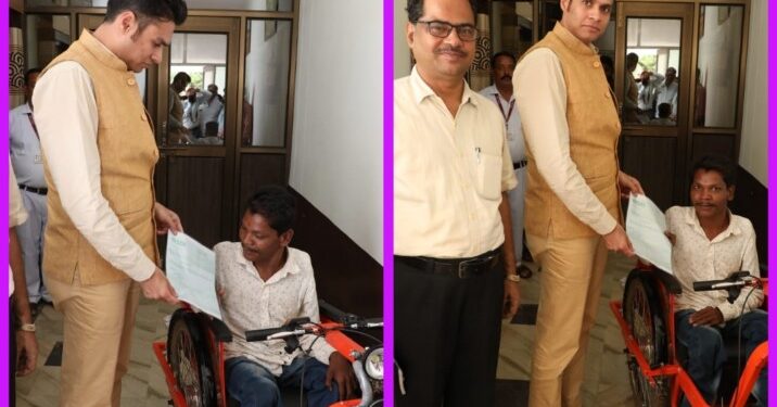 आदिवासी दिव्यांग युवक की स्वावलंबी बनने की राह कलेक्टर ने की आसान *lस्वयं के रोजगार के लिए उपलब्ध कराया ऋण, प्रदान की मोटराइज ट्राई साइकिल