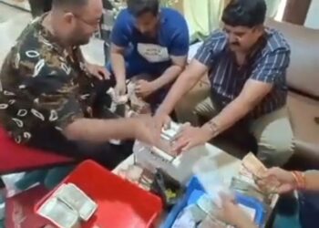 भोपाल के रिटायर्ड स्टोरकीपर के घर से दस करोड़ रुपये की अनुपातहीन संपत्ति बरामद, बीस लाख की नगदी भी मिली जिसे मशीनों से गिना गया