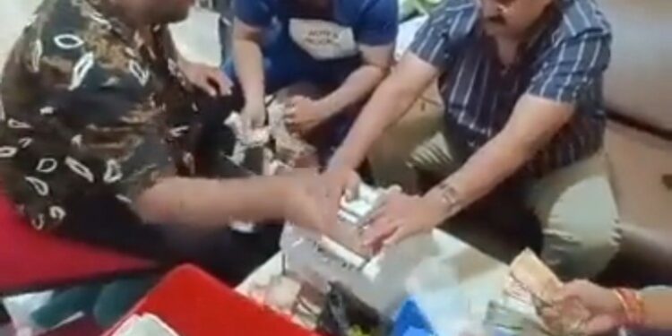 भोपाल के रिटायर्ड स्टोरकीपर के घर से दस करोड़ रुपये की अनुपातहीन संपत्ति बरामद, बीस लाख की नगदी भी मिली जिसे मशीनों से गिना गया