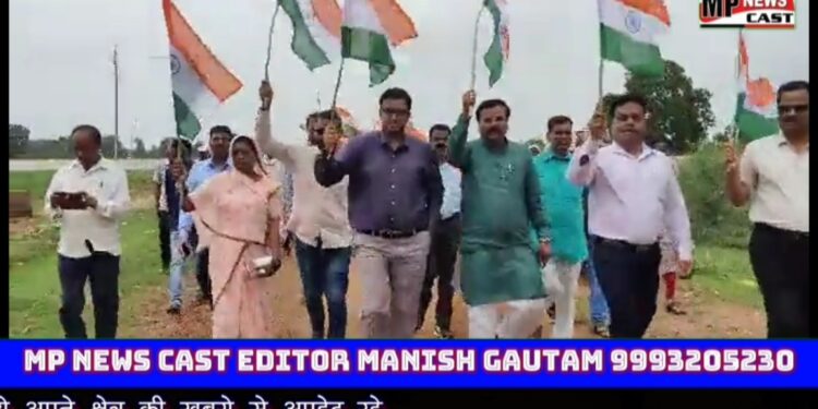 बडवारा मेरी माटी मेरा देश कार्यक्रम के तहत जिला पंचायत CEO शिशिर गेमावत एवं  दीपक सोनी टंडन ने शिलाफलकम,  पौधारोपण, रैली व ध्वजारोहण और वीरों के वंदन कार्यक्रम