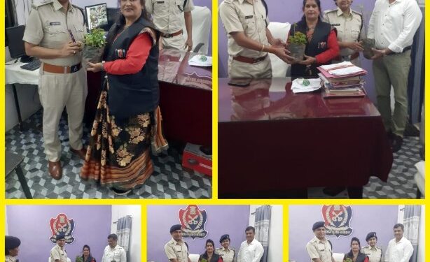 झिझरीं जेल अधीक्षक प्रभात चतुर्वेदी एवं उप निरीक्षक समता तिवारी से अधिवक्ताओं ने की मुलाकात और श्रावण मास के उपलक्ष्य में छायादार और औषधीय युक्त पौधा देकर किया सम्मानित*