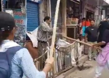 लड़कियाँ चुपचाप सहती नहीं हैं बल्कि लट्ठ से जवाब देती