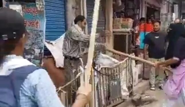 लड़कियाँ चुपचाप सहती नहीं हैं बल्कि लट्ठ से जवाब देती