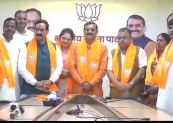 रीवा जिले से कांग्रेस को लगा बड़ा झटका कांग्रेस नेता अभय मिश्रा हुए बीजेपी में शामिल अभय मिश्रा की पत्नी नीलम मिश्रा भी हुईं शामिल