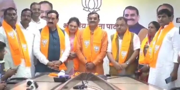 रीवा जिले से कांग्रेस को लगा बड़ा झटका कांग्रेस नेता अभय मिश्रा हुए बीजेपी में शामिल अभय मिश्रा की पत्नी नीलम मिश्रा भी हुईं शामिल
