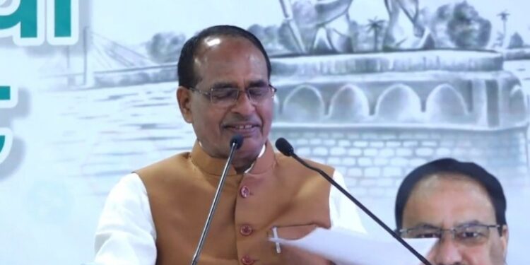 *कांग्रेस ने फर्जी पत्र नहीं, अपना असली चरित्र वायरल किया है*  *आदमी नहीं, संस्था का पता लापता, चिट्ठी फर्जी और काँग्रेसियों में लट्ठमलट्ठ*  *कमल नाथ से लेकर प्रियंका गांधी तक पूरे कांग्रेसी झूठे प्रचार में मस्त*  *सकारात्मकता में हमारा मुकबला नहीं कर सकती कांग्रेस, इसलिए फैलाती है भ्रम* *-CM