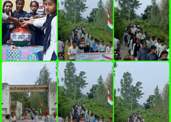 मेरी माटी मेरा देश के नारे लगाते हुए आदर्श जनता इंटर कॉलेज अनंतपुर में छात्र छात्राओं ने निकाली तिरंगा रैली