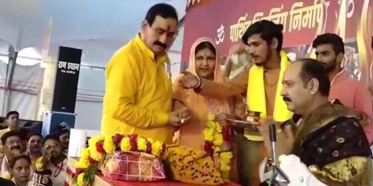 पंडित प्रदीप मिश्रा कथा की शुरुआत देखिऐ VIDEO