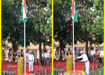 कलेक्टर सुश्री बाफना द्वारा कलेक्टर कार्यालय में ध्वजारोहण