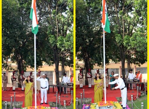 कलेक्टर सुश्री बाफना द्वारा कलेक्टर कार्यालय में ध्वजारोहण