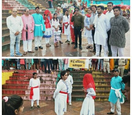 नुक्कड़ नाटक “मैं भी अभिमन्यु” का हुआ मंचन,युवाओं ने लोगों को आगे आकर अपराध रोकने के लिए किया जागरूक