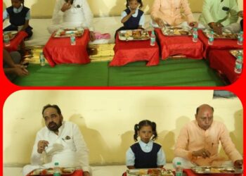 समारोह के मुख्य अतिथि गोपाल भार्गव ने छात्राओं के साथ मध्यान्ह भोजन किया।