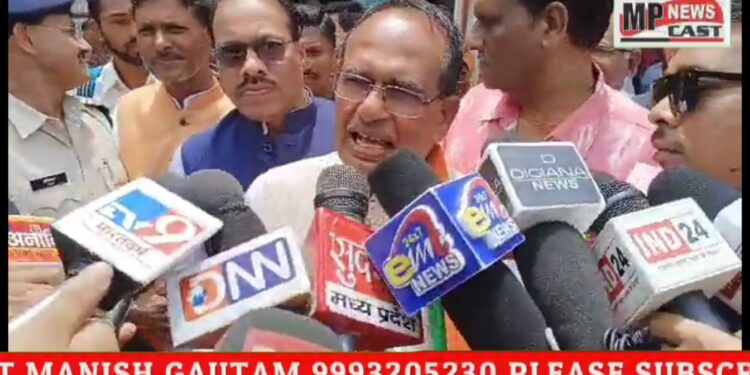 भोपाल हिंदू राष्ट्र को लेकर दिग्विजय सिंह और कमलनाथ के बयान पर बोले सीएम शिवराज, इनको न हिंदुत्व से लेना देना है, न देश से और न समाज से, यह तो वोटों की फसल काटने के लिए जब जो ठीक समझते देखें VIDEO