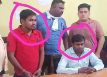 10 हजार की रिश्वत लेते पटवारी देवीदीन पटेल और उसके सहयोगी शारदा पटेल को लोकायुक्त पुलिस ने दबोचा