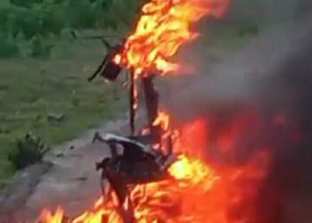 सिरोंज में घाटी चढ़ते समय ई बाइक में लगी आग देखिऐ वीडियों