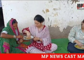 कलेक्टर डॉ. सलोनी सिडाना ने मध्यान्ह भोजन ग्रहण किया और मातेश्वरी स्व-सहायता समूह की रसोइया तीजा बाई को स्वयं की थाली से भोजन कराया VIDEO