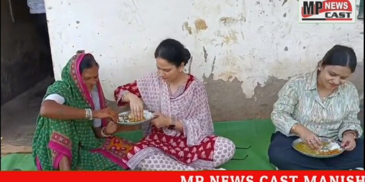कलेक्टर डॉ. सलोनी सिडाना ने मध्यान्ह भोजन ग्रहण किया और मातेश्वरी स्व-सहायता समूह की रसोइया तीजा बाई को स्वयं की थाली से भोजन कराया VIDEO